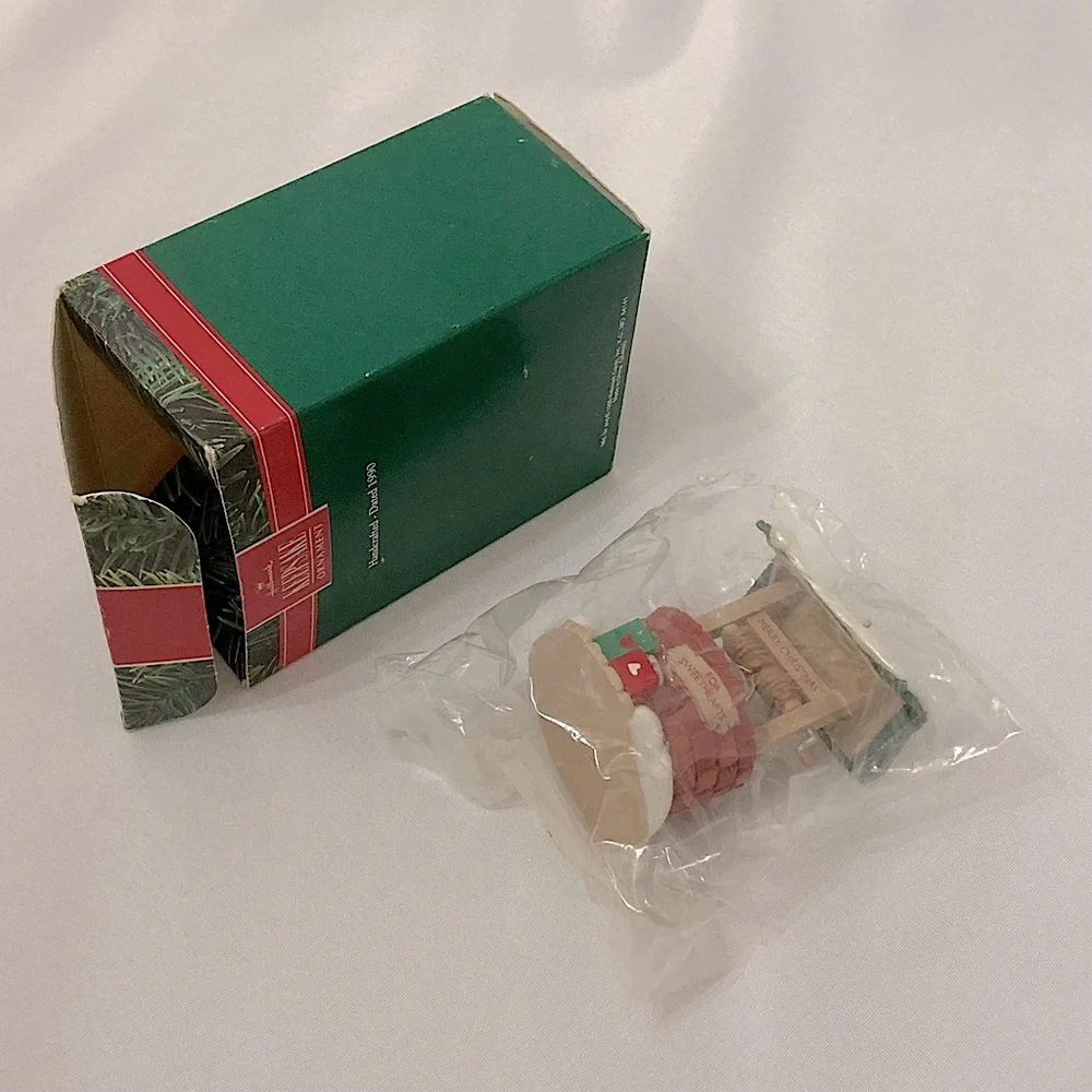 💚 Vintage Plastic Sweetheart Wishing Well Hallmark Keepsake Ornament